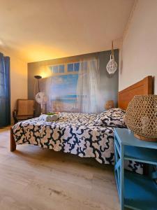 1 dormitorio con cama y mesa azul en Kaz Ô Flambloyant avec piscine privative, proche Grand'Anse, en Petite Île