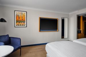 TV a/nebo společenská místnost v ubytování Edinburgh Marriott Hotel Holyrood