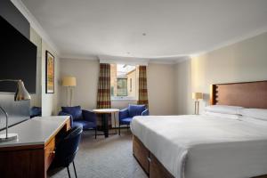 Postel nebo postele na pokoji v ubytování Edinburgh Marriott Hotel Holyrood