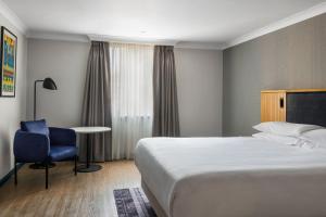 Postel nebo postele na pokoji v ubytování Edinburgh Marriott Hotel Holyrood
