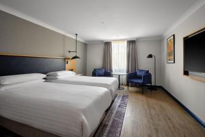 Postel nebo postele na pokoji v ubytování Edinburgh Marriott Hotel Holyrood