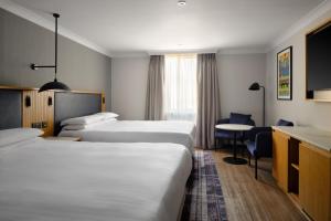 Postel nebo postele na pokoji v ubytování Edinburgh Marriott Hotel Holyrood