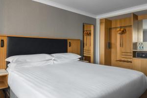Postel nebo postele na pokoji v ubytování Edinburgh Marriott Hotel Holyrood