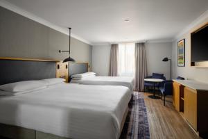 Postel nebo postele na pokoji v ubytování Edinburgh Marriott Hotel Holyrood