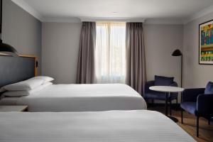 Postel nebo postele na pokoji v ubytování Edinburgh Marriott Hotel Holyrood