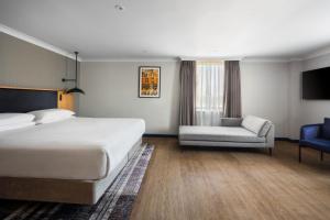 Postel nebo postele na pokoji v ubytování Edinburgh Marriott Hotel Holyrood