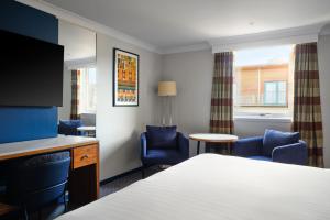 Postel nebo postele na pokoji v ubytování Edinburgh Marriott Hotel Holyrood