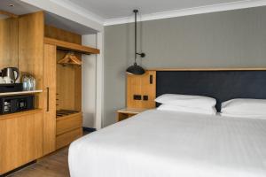 Postel nebo postele na pokoji v ubytování Edinburgh Marriott Hotel Holyrood