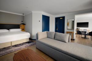 Postel nebo postele na pokoji v ubytování Edinburgh Marriott Hotel Holyrood