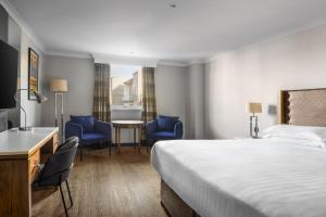 Postel nebo postele na pokoji v ubytování Edinburgh Marriott Hotel Holyrood