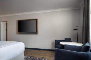 TV a/nebo společenská místnost v ubytování Edinburgh Marriott Hotel Holyrood