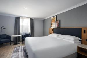 Postel nebo postele na pokoji v ubytování Edinburgh Marriott Hotel Holyrood