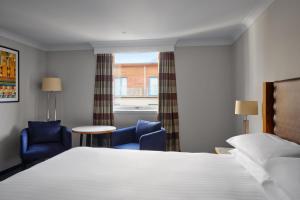 Postel nebo postele na pokoji v ubytování Edinburgh Marriott Hotel Holyrood