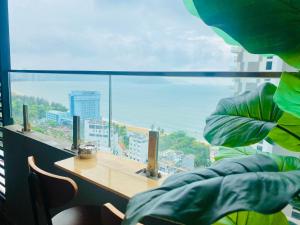 um quarto com uma mesa e vista para a cidade em FLC Sea Tower - Seaview Apartment em Quy Nhon