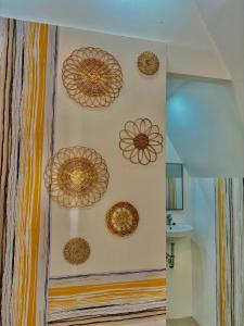 a bathroom with decorative plates on the wall at Villa Lovi Panagsama Beach Moalboal in Moalboal