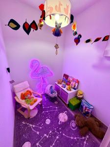 een kinderkamer met een paarse kamer met een roze kamer met een roze kamer bij Sunset View Apartment with Logia in Ettlingen