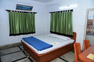 Postel nebo postele na pokoji v ubytování Janata Hotel
