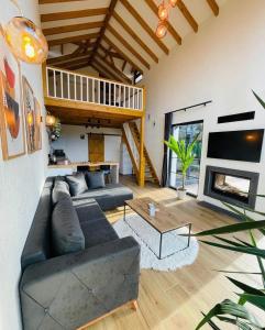 uma sala de estar com um sofá e uma mesa em Villa La Altragracia em Constanza