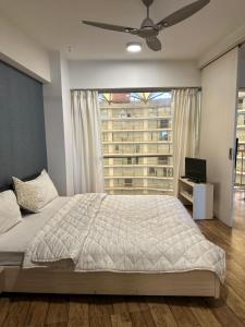 Un pat sau paturi într-o cameră la Jash hospitality