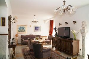 ein Wohnzimmer mit Möbeln und einem TV in der Unterkunft Holiday home Villa More - 10m from sea in Rogoznica