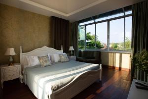 Postel nebo postele na pokoji v ubytování Nagawari Art Maldives BBQ Pattaya Villa + 117 fotografií