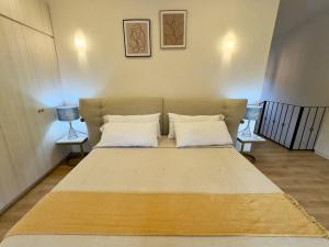 ein großes Bett in einem Zimmer mit 2 Tischen in der Unterkunft Loft Milano en Val´Quirico in Santeagueda