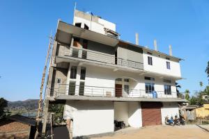 un bâtiment en construction entouré d'échafaudages dans l'établissement SPOT ON Hotel Hill View, à Kamakhya