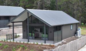 una pequeña casa con techo de metal en Kangaroo Valley Golf and Country Retreat, en Valle Kangaroo