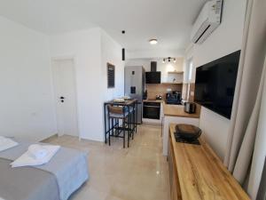 um pequeno quarto com uma cozinha e uma sala de estar em Apartment Jere - modern and near the sea em Brodarica