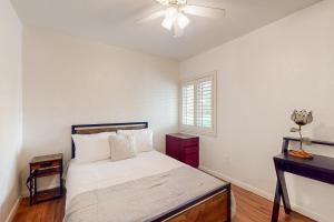 een slaapkamer met een bed en een plafondventilator bij Paradise in Phoenix in Phoenix
