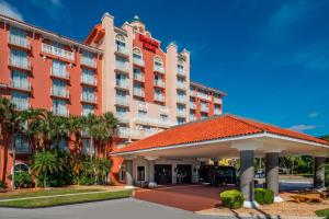 um edifício de hotel com um gazebo em frente em Sheraton Suites Fort Lauderdale at Cypress Creek em Fort Lauderdale