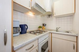 Køkken eller tekøkken på Räuberkuhle II Ferienbungalow 11