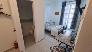 Cette petite chambre comprend un lit, une table et des chaises. dans l'établissement Le mie stelle 1, à La Spezia