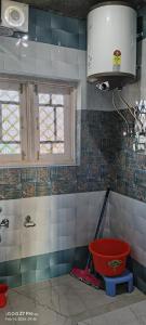 bagno con lavandino e servizi igienici di magray guest house a Gulmarg