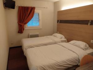 Habitación de hotel con 2 camas y ventana en beaujour & bonsoir Brasserie-Hotel en Villy-le-Pelloux