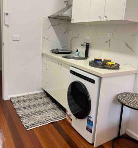 Dapur atau dapur kecil di Great value studio + convenient location