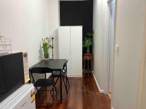 Televisyen dan/atau pusat hiburan di Great value studio + convenient location