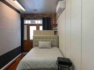 Katil atau katil-katil dalam bilik di Great value studio + convenient location