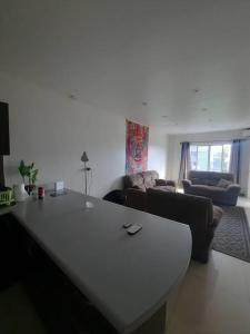una sala de estar con una gran mesa blanca en una habitación en Grand Rising Bed & Breakfast en Nadi