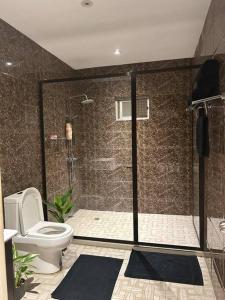 uma casa de banho com um chuveiro e um WC. em Grand Rising Bed & Breakfast em Nadi