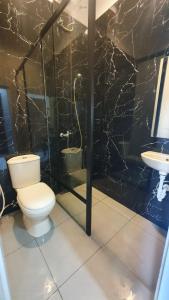 La salle de bains est pourvue de toilettes et d'un lavabo. dans l'établissement Bali Dream Costel, à Denpasar