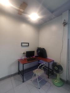 a room with a desk with a laptop and a chair at Nhà Nghỉ Minh Đức in Kim Côn