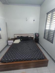 - une chambre avec un lit dans l'établissement Nhà Nghỉ Minh Đức, à Kim Côn