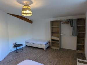 Łóżko lub łóżka w pokoju w obiekcie La ferme du TourreBlanc