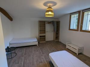 Kleines Zimmer mit 2 Betten und einem Kühlschrank. in der Unterkunft La ferme du TourreBlanc in Lambesc