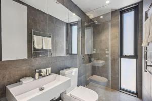 Chilam B في جيندابين: حمام مع مرحاض بالوعة ومرآة