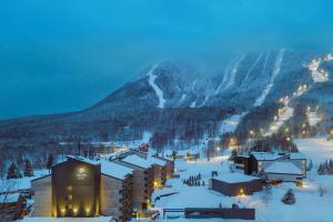 una estación de esquí en la nieve por la noche en Delta Hotels by Marriott Mont Sainte-Anne, Resort & Convention Center, en Beaupré
