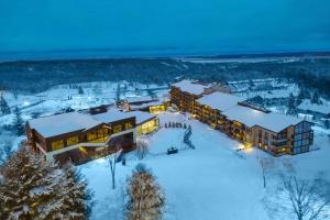 Delta Hotels by Marriott Mont Sainte-Anne, Resort & Convention Center зимой