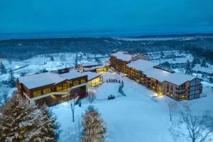 uma vista aérea de um edifício na neve em Delta Hotels by Marriott Mont Sainte-Anne, Resort & Convention Center em Beaupré