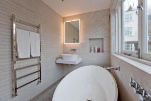 A bathroom at 2-Bed Gem near Harrods: Prime Location